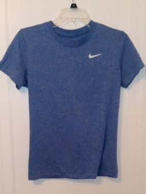 women med NIKE light blue drifit tee